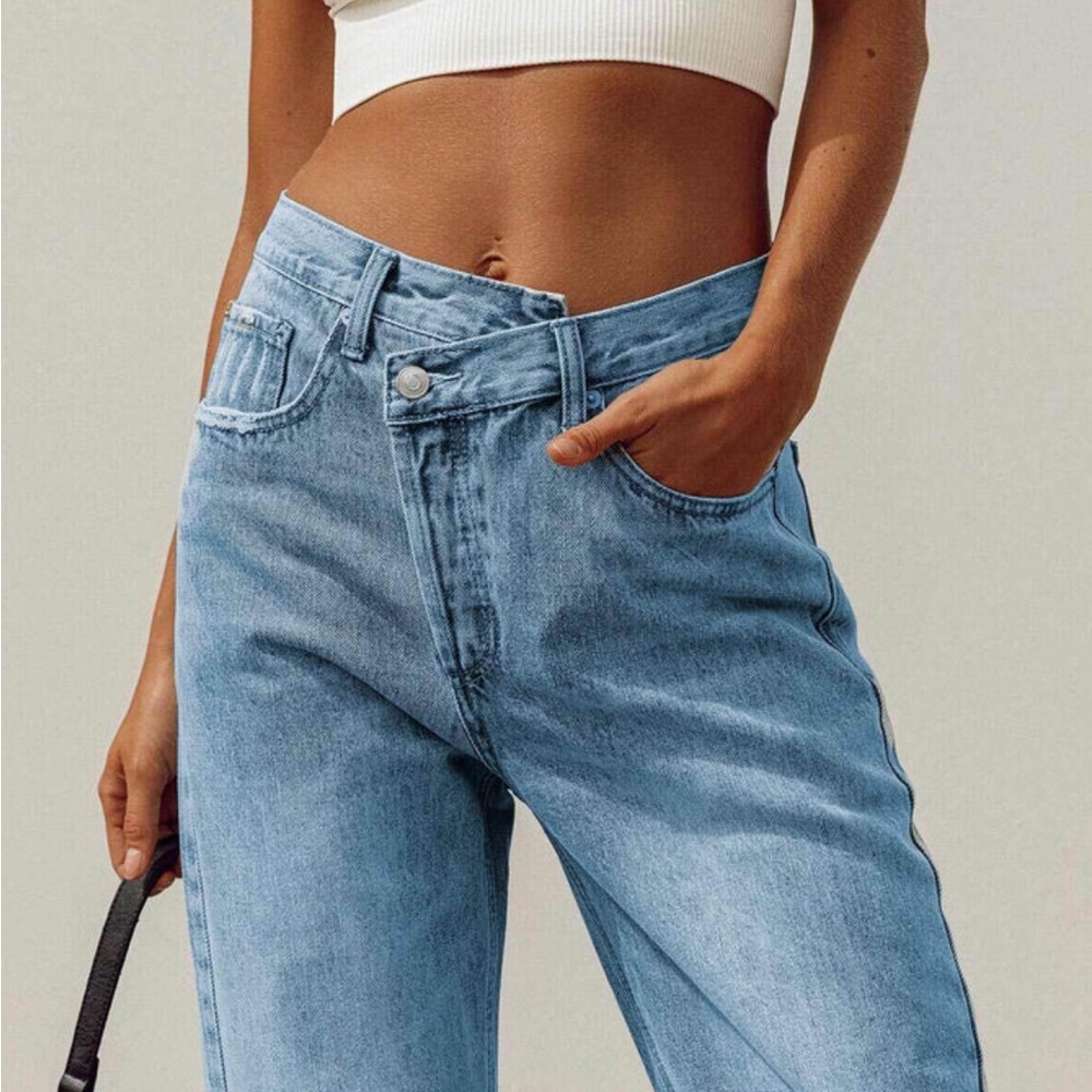 ASYMMETRIC STRAIGHT LEG JEAN LIGHT WASH DENIM